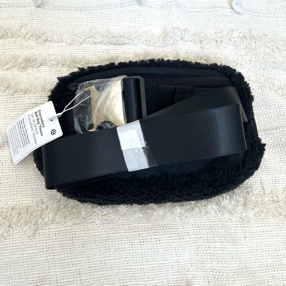 NWT Lululemon everywhere belt bag fleece black - Picture 7 of 7